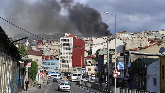 Beyoğlu'nda 5 katlı binada yangın